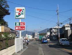 県道152号線を戸坂町に入るとセブンイレブンがあります