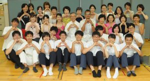 この度お力を貸してくださった浦邉幸夫教授をはじめ、研究室所属の14名の大学院生の皆さんです。 | 科学的エビデンス | ボディケアゾーン